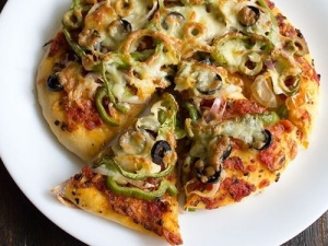 Vegetarian pizza wr Sari Organik ubud.jpg