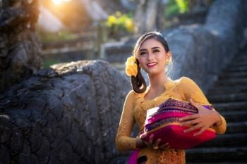 Busana Perempuan Bali.jpg