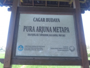 Papan penunjuk yang menerangkan bahwa Pura Arjuna Metapa dilindungi oleh Undang-undang Nomor 11 tahun 2010 tentang Cagar Budaya.jpg