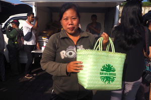 Salah-satu-pembeli-menunjukkan-tas-belanja-yang-diperoleh-dari-DLHK-Denpasar.-Foto-Anton-Muhajir.jpg
